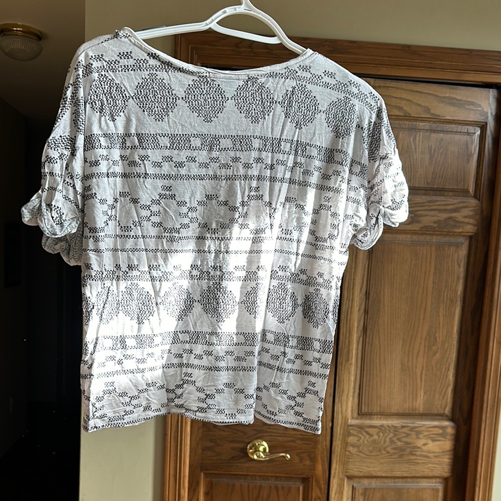 Forever 21 Black and White Patterned Women's Top - Picture 3 of 3